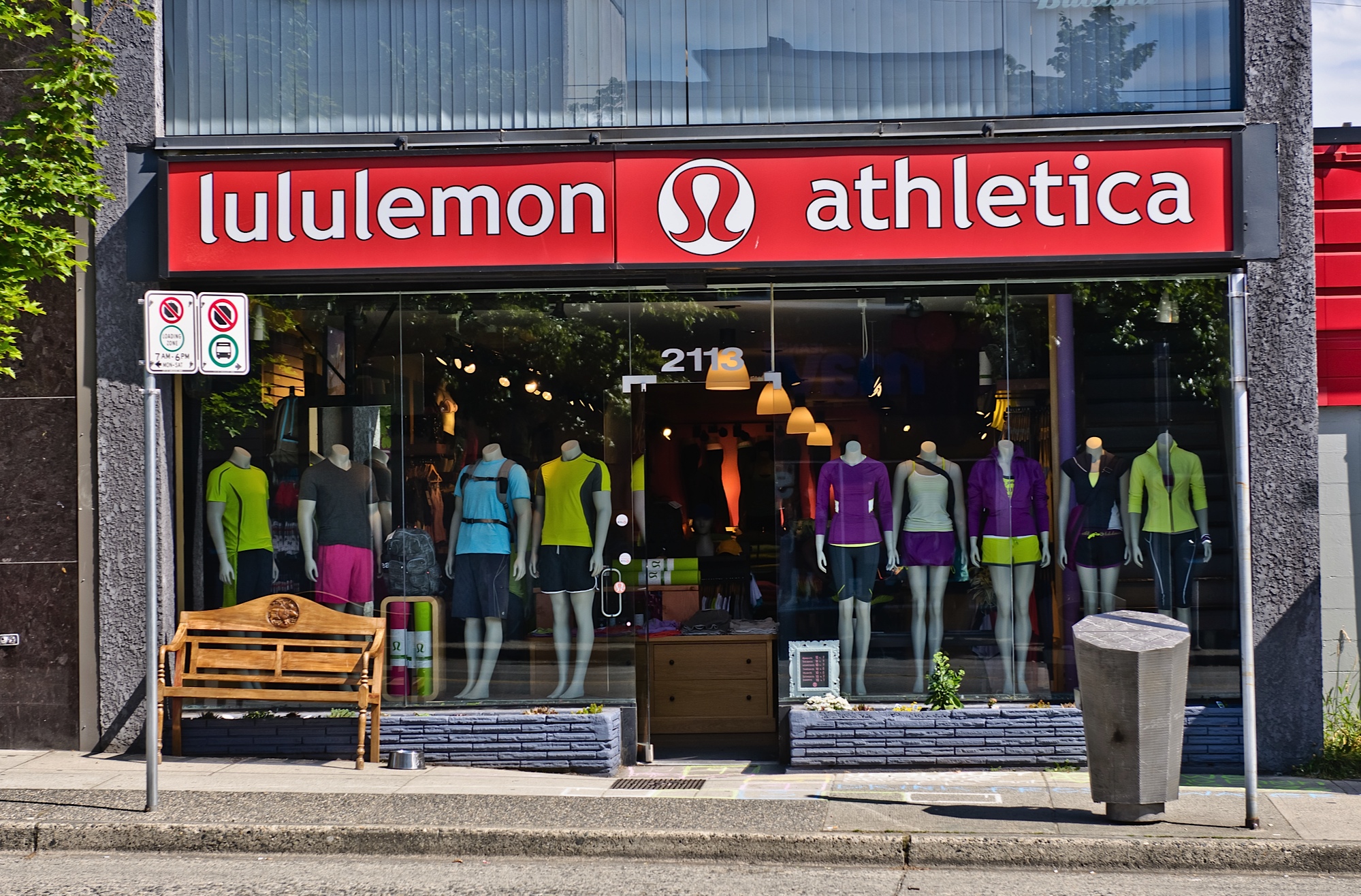 Lululemon dubai. Lululemon athletica. Lululemon акции. Lululemon athletica компания. Lululemon логотип.