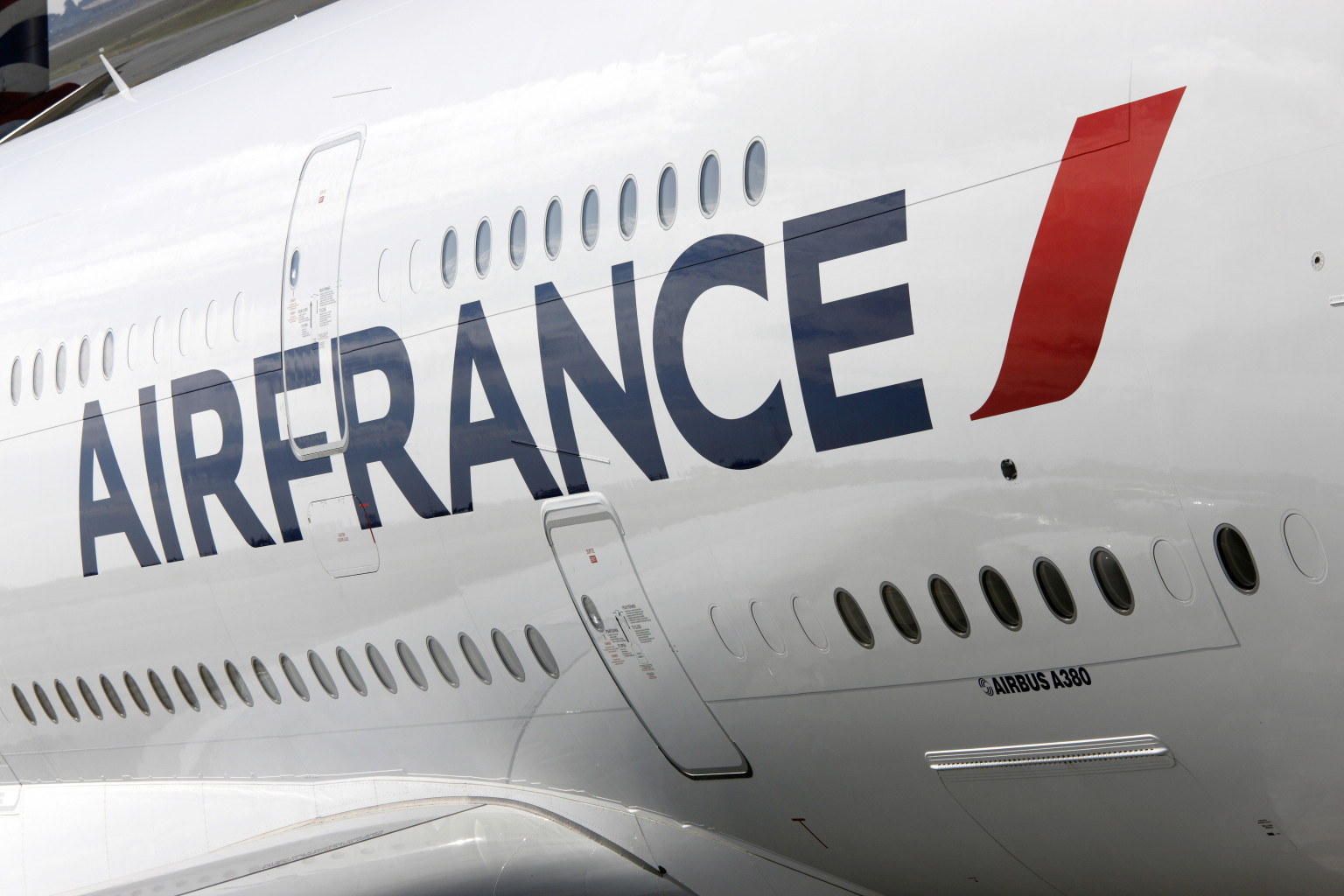 Флаг франции самолеты. Носатый самолет. Air France реклама. Air France осуществляет авиарейсы. Air France x KLM.